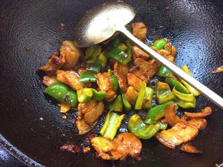 12、辣子蒜苗回锅肉,放入辣子翻炒,放少许生抽,料酒