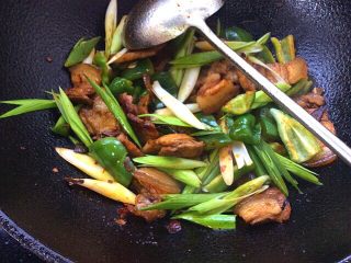 13、辣子蒜苗回锅肉,下蒜苗翻炒片刻,出锅