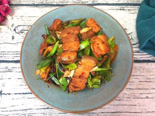 14、辣子蒜苗回锅肉,好香的回锅肉炒好了,给老爸炒了一份不放辣椒的