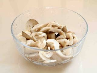 2、孜然蘑菇,蘑菇洗净，撕开沥干水分