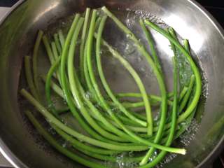 1、炒苍蝇头,蒜薹摘好后洗净，再焯水捞出过凉水