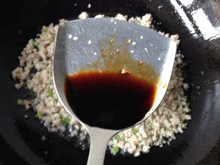 6、炒苍蝇头,倒入生抽、老抽翻炒均匀