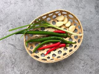 2、香辣虾,准备青红椒各两个、葱一根、蒜瓣5个