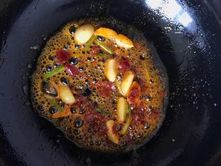 9、香辣虾,翻炒出红油