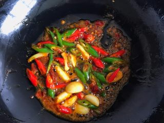 10、香辣虾,把青红椒段放进去翻炒出辣味