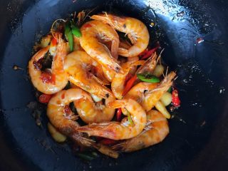 14、香辣虾,喜欢加鸡精或者黑胡椒的亲可以加少许哦，翻炒均匀即可装盘