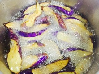 6、娃娃家常菜—简单易做的鱼香茄子,油热后，下茄子炸（油温要高，放入的茄子会迅速定型）定型后捞出，沥干油份备用。