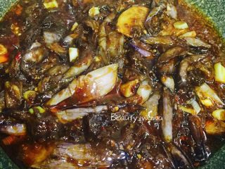 15、娃娃家常菜—简单易做的鱼香茄子,改大火翻炒，并收汁。