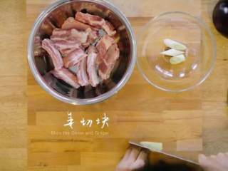 2、椒盐排骨&饭爷辣酱烧茄子 ,椒盐排骨:姜切片,葱切段泡水