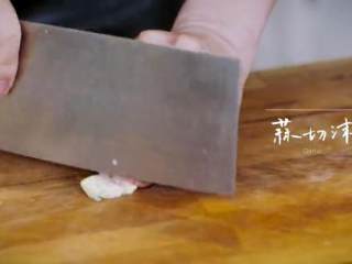 3、椒盐排骨&饭爷辣酱烧茄子 ,再切姜沫儿、蒜沫儿备用