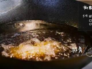 5、椒盐排骨&饭爷辣酱烧茄子 ,取炒锅加入大量油烧热,倒入排骨稍炸