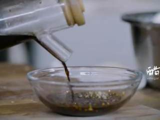 12、椒盐排骨&饭爷辣酱烧茄子 ,葱姜蒜剁成沫,加入酱油、醋、白糖、生粉、香油搅拌均匀备用