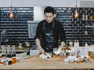 10、椒盐排骨&饭爷辣酱烧茄子 ,饭爷辣酱烧茄子:圆茄子切块,尖椒切片