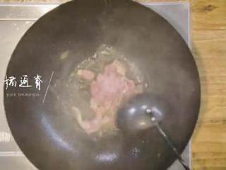 14、椒盐排骨&饭爷辣酱烧茄子 ,取炒锅加入适量油,加入肉片翻炒