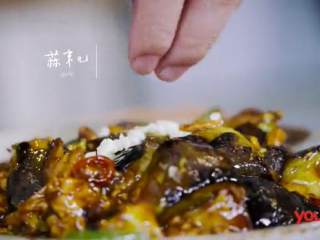 16、椒盐排骨&饭爷辣酱烧茄子 ,翻炒片刻出锅摆盘,再撒少许蒜沫即可