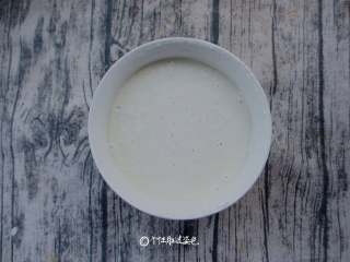 2、糖醋茄子,低筋面粉里打入一个鸡蛋加入少许水，调成稀稠适中的面糊