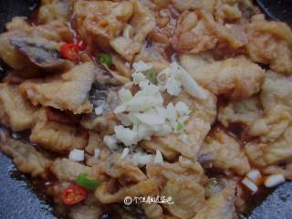 9、糖醋茄子,使每个茄子均匀裹满料汁，出锅前撒一把蒜末提香即可