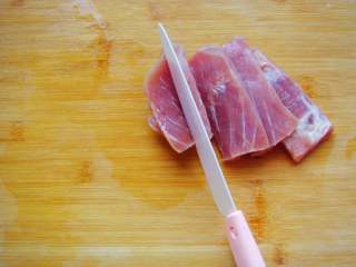 5、青椒炒肉丁,肉块用奈瓷刀切厚片。