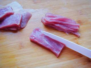 6、青椒炒肉丁,再切成均匀的长条。