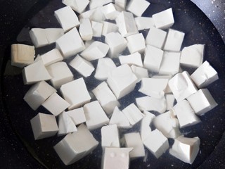 6、茄汁金针菇炖豆腐,豆腐锅内焯水两分钟捞出。