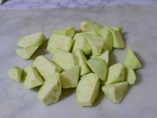 2、红烧茄子,茄子去皮，洗净，滚刀切块，加少许盐，腌制15分钟，攥掉水份，再加面粉。拌匀