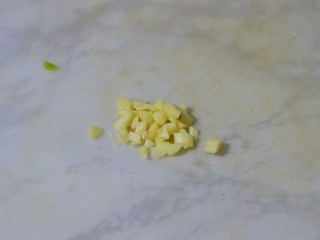 5、红烧茄子,切蒜末