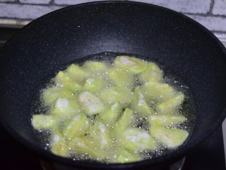 7、红烧茄子,锅中油热，炸茄子至熟，捞出控油