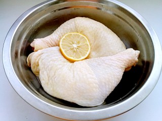 2、口水鸡,将鸡腿用热水洗净，除去表皮的油脂。然后用柠檬汁将鸡腿抹匀，略微腌制一下，以除去腥味。