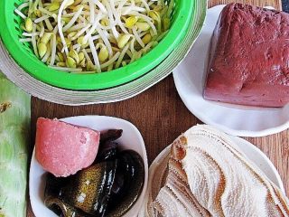 1、正宗毛血旺,准备好食材