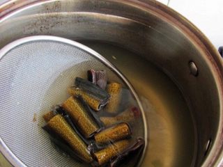 5、正宗毛血旺,放入去骨的黄鳝片，焯烫。洗去上面的黏液。