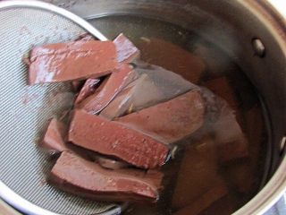 6、正宗毛血旺,鸭血，焯烫。