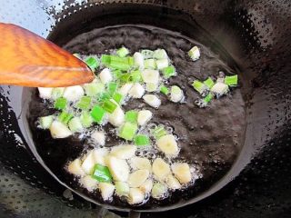 8、正宗毛血旺,炒锅放油，爆葱姜蒜，