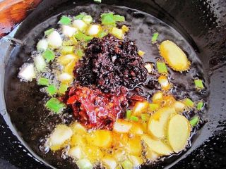 9、正宗毛血旺,加入郫县豆瓣酱，火锅底料。炒出香味。