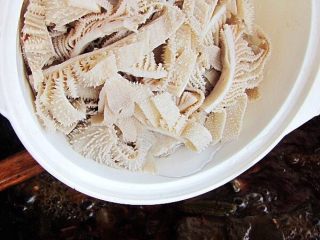 16、正宗毛血旺,然后加入牛百叶