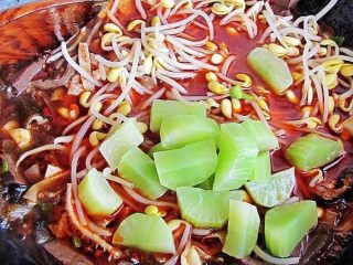 18、正宗毛血旺,然后加入莴笋，继续煮2-3分钟