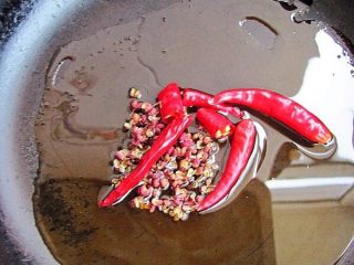 19、正宗毛血旺,这个时候，拿出另外一个锅放入油和香油，小火炸香花椒和干辣椒。