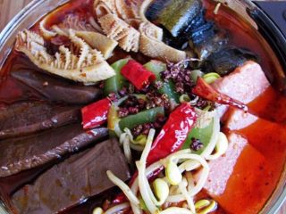 22、正宗毛血旺,最后撒上一些香菜即可。