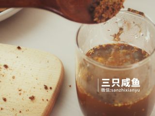 4、桂花红糖鸡翅丨三只咸鱼,烧一定量的开水，将红糖碎末倒入开水中搅拌均匀