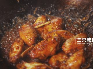 11、桂花红糖鸡翅丨三只咸鱼,最后用大火收汁，最后的成色绝对感人