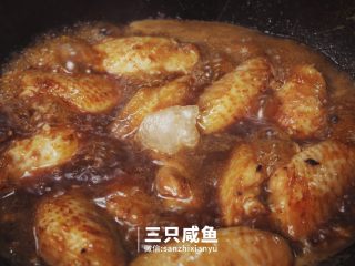 10、桂花红糖鸡翅丨三只咸鱼,放入1颗冰糖，保证了鸡翅的晶莹透亮，用小火焖15分钟左右，还可以将之前腌制鸡翅时用的料汁一同加入锅中