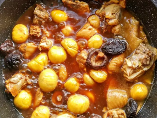 4、香菇板栗烧鸡,最后倒入板栗，加入适量的开水（预先煮好，煮水时也可以混入香菇水，味道会更香）和食材差不多持平。