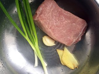 1、钱江肉丝,新鲜里脊肉500G洗净。