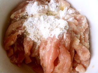 5、钱江肉丝,加入盐，淀粉，料酒，白胡椒粉。搅拌均匀，腌制肉丝10分钟左右。