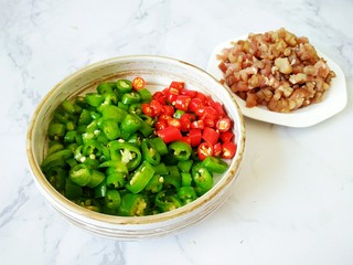 1、#猪年#辣子肉,所有辣椒切成小丁，肉切成肉末备用
