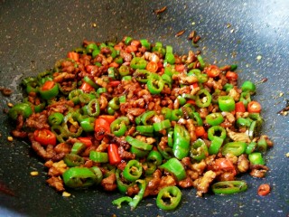 7、#猪年#辣子肉,再次炒均匀即可关火