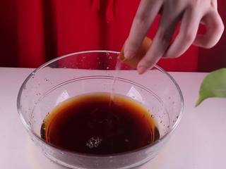 2、糖醋鸡翅根,我做太少了根本都不够吃,2瓶盖半的白酒、2瓶盖半的白醋。