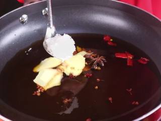 6、糖醋鸡翅根,我做太少了根本都不够吃,倒入一大勺的白砂糖、也可以放入一大块的冰糖。