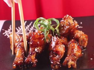 16、糖醋鸡翅根,我做太少了根本都不够吃,这样一盘家常版的糖醋鸡翅根就做好啦,酸甜开胃味道非常棒呢,拿来当下酒菜或者宵夜吃都是非常不错的选择哦,简单又好吃的做法分享给你,如果你也喜欢的话,有空的时候不妨也试试吧,下次做的时间即可多做一些哦,我做的太少了根本都不够吃。