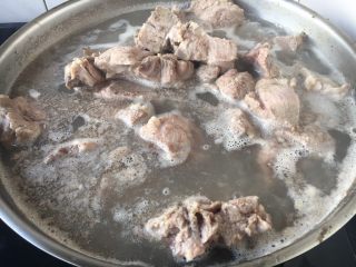 8、#咸食# 田七大枣煲猪骨汤,大火煮开后,撇去浮末,捞出猪骨备用。