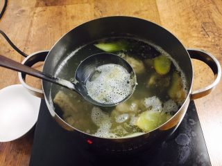 11、#咸食# 田七大枣煲猪骨汤,大火煮开以后用勺撇去浮末